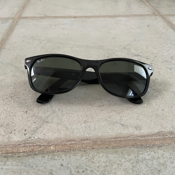 Sunglasses: Ray-Ban Classic Black Shades (Womens/Mens) - Picture 2 of 8